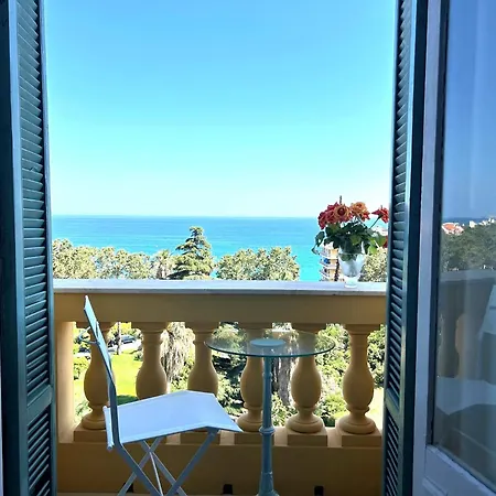 Superbe De 100m2 Face A La Dans Un Ancien Palace * Menton